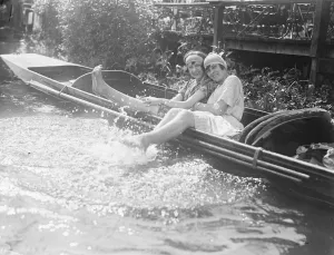 Leisure Prints: Foam Belles These happy river girls think that the smooth waters of the River Thames