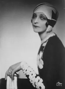 Frances Best dressed woman visits England for first time. Mme Windgart
