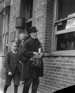 Elderly Prints: Free distribution of Canadian frozen fish at Bermondsey 22 August 1919