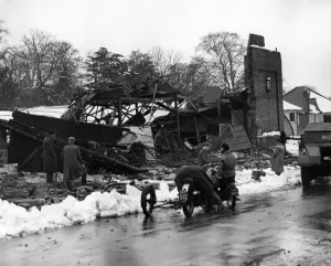 Ruin Prints: This garage ( Caffyn s) at Sevenoaks, Kent, was badly damaged by the heavy fall of