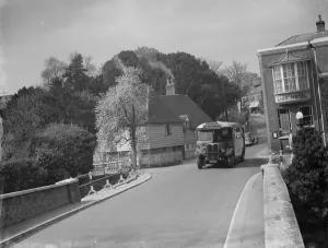 Geen Line bus by the Old Lion Hotel by the bridge at Farningham Kent