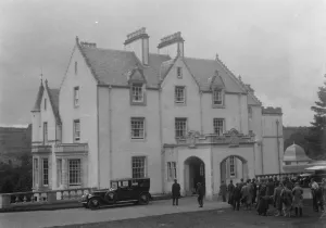 Cars Prints: General Dawes and Mr Ramsay MacDonald in the Highlands on Sunday. Arriving at Logie House