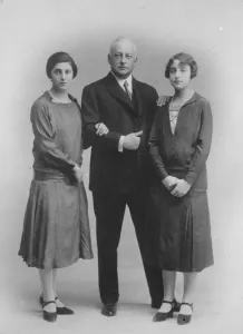 Spanish Prints: General Primo de Riviera, Spains Dictator, with his two daughters, Senorita