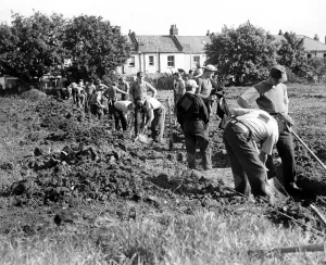 People Prints: German prisoners have started work on the London County Council housing estate at Vendant - lane