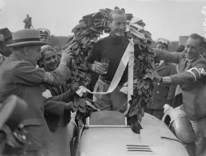 Gianfranco Cometti garlanded with laurels and being kissed by his wife after his