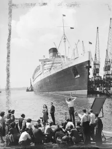 Ships Prints: The giant Cunard White Star Liner Queen Elizabeth gets what is probably her first