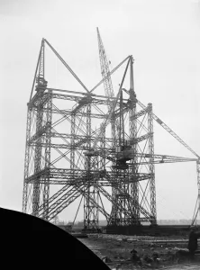 Giant travelling crane for airships parts. The great travelling crane now being
