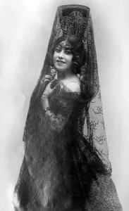 Girl from Glasgow now rhe idol of theatre going Madrid. Inez Maclaren. 4 April 1927