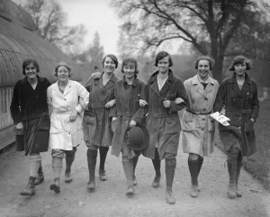 Students Prints: Girl students at the Royal Botanical Society, Regents Park, London. 4 May 1925