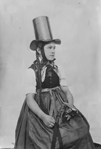 Dress Prints: A top hat in straw, worn by women on gala days in the black country Germany 25