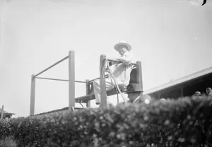 Heat wave attire at the races. Lord Lonsdale taking it easy in his summery suit at Sandown Park