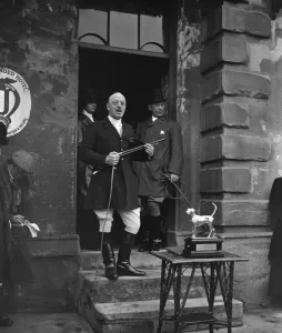 Heythrop Hunt Meet Presentation to Captain Brassey At a meet of the Heythrop Hunt