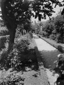 Garden Prints: Hillcroft house in Crocken Hill, Kent. 1937