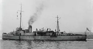 1910s Prints: HMS Leamington was a Hunt class minesweeper of the Royal Navy from World War I. She