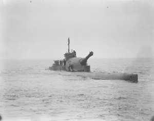 HMS Submarine No 3 During her sea trials her 12 inch gun was trialed as well