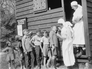 Nurses Prints: Hop - pickers dispensary, children receiving medicine. 1935