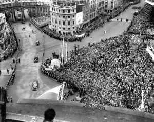 People Prints: Huge crowds in Trafalgar Square see Foreign Royalty and Heads of State driving through