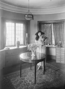 Hui-lan Oei was the daughter of Chinese businessman Oei Tiong Ham. Her marriage to