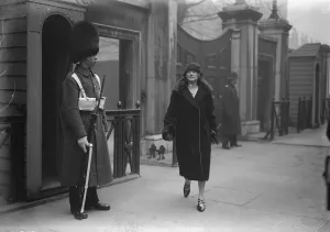 Illness of Queen Alexandra, callers at Marlborough house. Lady Arthur Pearson leaving