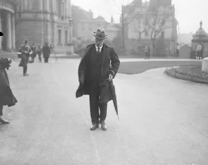 Irish Prints: Irish Governor Generals first speech to both houses at Dublin. Lord Glenavy arriving