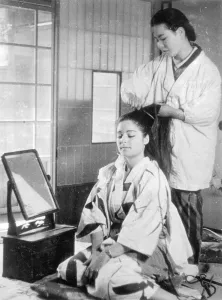 Japanese girls submit to 2 hours agony for alluring coiffure. Few people who admire