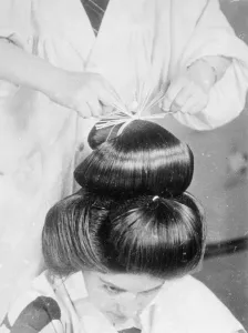 Japanese girls submit to 2 hours agony for alluring coiffure. Few people who admire