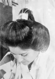 Japanese girls submit to 2 hours agony for alluring coiffure. Few people who admire