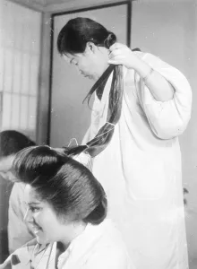 Japanese girls submit to 2 hours agony for alluring coiffure. Few people who admire