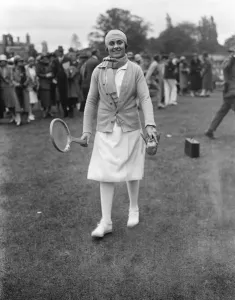 Kent lawn tennis championships at Beckenham. Senorita d Alvarez walking to the courts