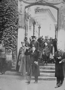 King Carol at Pilsudskis crypt. Archbishop who opposed visit is ill. Despite