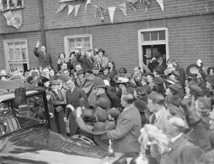 Motorcar Prints: King George VI leaving after visiting his tenants in Denny Crescent, during his