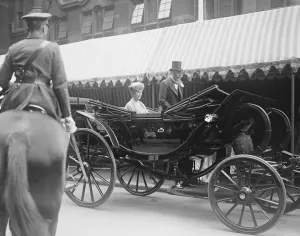 Decades Prints: King Geroge V and Queen Mary at the laying of the foundation stone of the new London