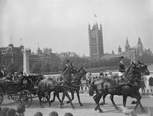 King opens new Lambeth Bridge over River Thames