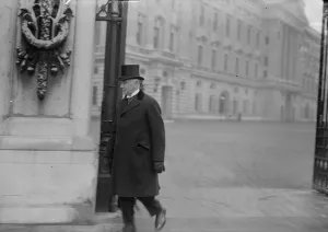 Aristocrat Prints: The King receives Ministers. Lord Amulree arriving at Buckingham Palace. 9 November