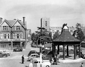 1950s Collection: Kings Square ( Market Place ) Enfield Town, London, with the Kings Head Public House