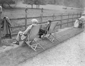 Sitting Prints: Lady Beatty at Reigate Priory. Entertaining soldiers still disabled. Miss Field