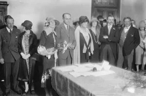 Lady mercy Greville weds Mr Basil Dean was married at the Strand Register office
