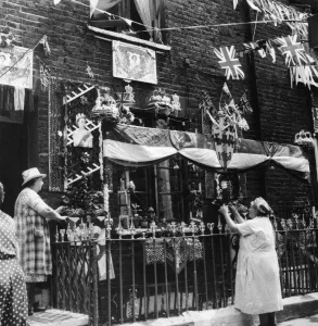 Landlady Mrs Jane Rudd (right) and her lodger Mrs L Cooling (left) put finishing