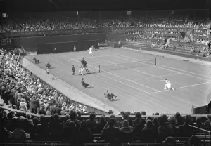 Lawn tennis at Wimbledon. General view of the match between Miss Bennett and Mrs Mallory