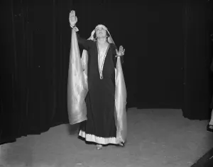 Le Miroir Juif at the London Pavilion. Mlle Korn singing Eli, Eli. 1