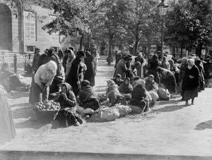 Lemberg Germany Market scenes in the poorer quarters of Lemberg 24 October 1921