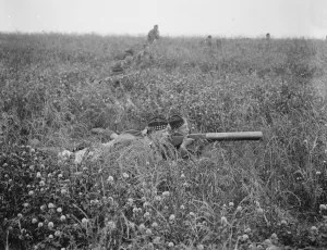Manoeuvres Prints: A lewis gun section of the Seaforth Highlanders at the manoeuvres at Oxford. 5