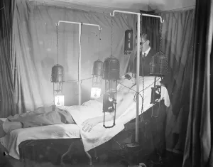 Light treatment. Hendry, the Australian cricketer, undergoing light treatment