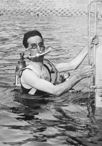 Lighter diving dress. A simplified diving apparatus, which enables a man to remain