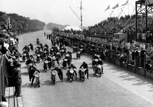 Motorsport TT Race Prints: Lightweight TT Race at Isle of Man The massed start of the lightweight TT which