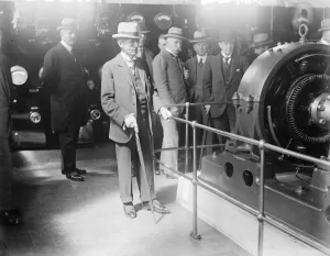 Linking up the Empire by wireless chain Mr Kellaway the Postmaster General opened