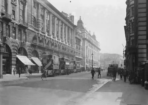 Buses Prints: London Piccadilly, Showing Piccadilly Hotel ( left ) 20 May 1927