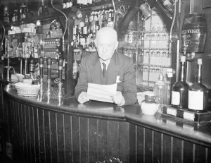 London public house landlords summoned to Buckingham Palace to have licences renewed