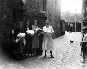 London slum scenes East End housewives took their Sunday dinners to the bakehouse