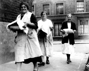 London slum scenes East End housewives took their Sunday dinners to the bakehouse